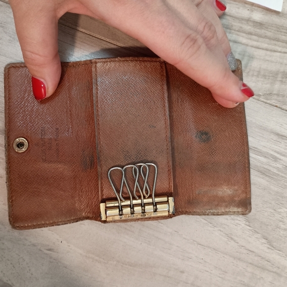 Louis Vuitton Monogram 4 Key Holder Case - Picture 6 of 9